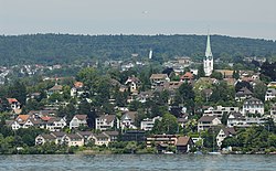 Zollikon sijaitsee Zürichinjärven itärannalla.