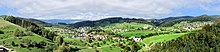 Blick von der Ruine Gilgenberg nach Zullwil, Pfarrkirche auf dem Weiler Oberkirch, Nunningen, Solothurner Faltenjuras, Schweiz