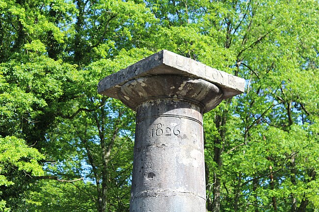 « 1826 » gravé sous le chapiteau de la 1re borne.