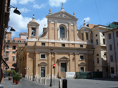 Vista da igreja e a Piazza Capranica.