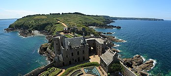 Le Fort-la-Latte (Côtes-d’Armor, France) vu de son donjon, sur la côte d’Émeraude. On aperçoit le cap Fréhel à l’horizon à droite. (définition réelle 3 707 × 1 655)