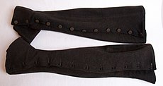 Stibletter (damasker) för underofficer vid Södermanlands regemente. Damaskerna är tillverkade av svart kläde och försedda med tolv knappar av tenn. Armémuseum.