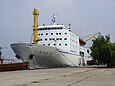 Ein weißes Kreuzfahrtschiff liegt im Hafen