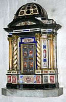Oltar v Milanu, s poudarkom na naravnih vzorcih kamna