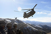 Um Chinook em serviço no Afeganistão em 2008.