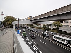 기온 신도와 히로시마 고속 교통 히로시마 신교통 1호선의 하쿠시마 역 인근이다. 마치 대구 도시철도 3호선을 연상시키는 느낌이 있다.