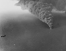 Một tàu hàng Nhật bốc cháy ở ngoài khơi Vịnh Cam Ranh.