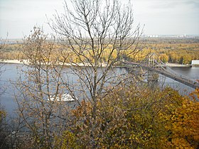 Pont à Kiev sur le Dniepr vers l'île Trukhaniv
