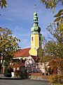 Kirche und Kirchhof, nördliches Torhaus mit Anbau (Kirchweg 2), umfassende Einfriedungsmauer mit südlichem Torbogen, Denkmal für die Gefallenen des Zweiten Weltkrieges und des dt.–frz. Krieges, zwei Obelisken zur Erinnerung an die Schlacht bei Hochkirch 1758, drei Grabmale, eine Grabanlage sowie Lehnsche Gruft an der Kirche