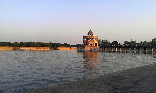 "Lake_at_Hiran_Minar" by User:Awaisathar