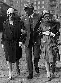Maja Cassel (till vänster) på promenad i Stockholm 1928 med sin nyblivne make Lars Egge och Elsa Wallin (till höger).