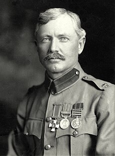 Gambar Burnham yang diambil pada 1901. Ia mengenakan seragam Tentara Britania-nya, with major insignia, Distinguished Service Order Cross, Medali Afrika Selatan Britania, dan Queens South Africa Medal.