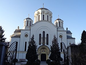 Glavni ulaz u portu i pogled na sjevernu stranu manastirske crkve. Iznad sjevernih vrata je mozaik svetog Nikole