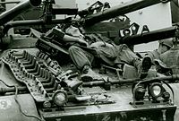 ベトナム戦争におけるM50自走無反動砲。砲が片側2基に減らされており、スポッティングライフルは上部の砲架にのみ取り付けられていることがわかる