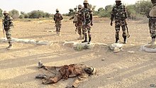 Niger Army soldiers with a killed Boko Haram fighter in Diffa, March 2015 Militaire nigeriens contre Boko Haram, mars 2015..jpg