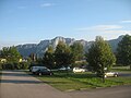 Parcare din Mondsee cu muntele Drachenwand în fundal