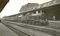 Een trein langs het perron van het N.S.-station Roosendaal te Roosendaal, met twee stoomlocomotieven uit de serie 2100 (voorop nr. 2103) van de N.S (tussen 1930 en 1940)