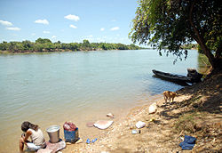 Nazária-Piauí-mulher lava roupa no rio Parnaíba.jpg