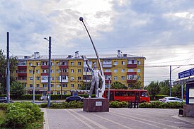 Памятник космонавту Комарову на одноимённой улице рядом со станцией метро Заречная