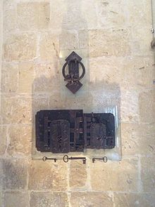 Remains of the original door of the building, on permanent display Palazzo Falzon original door lock.jpeg