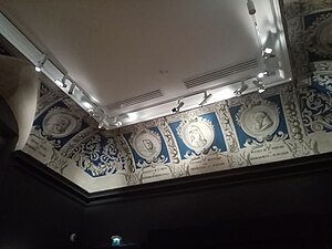 Plafond décoré avec volutes bleues de personnages locaux tels que Pierre Borel.