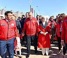 Erdogan (center) with his spouse Emine (center-right), granddaughter Canan Aybuke (center-left), and son-in-law Selcuk Bayraktar (left) at Teknofest festival in Azerbaijan (2022) Recep Tayyip Erdogan family attended TEKNOFEST Azerbaijan festival in Baku 30 (cropped).jpg