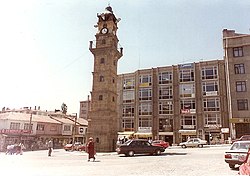 ヨズガト市内の広場に立つ時計塔
