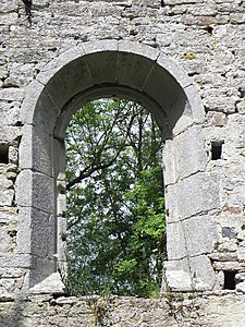 Fenêtre moderne en partie basse du mur sud de la nef.