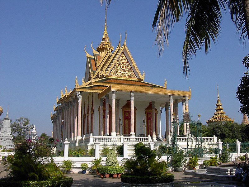 القصور الرئاسيه والملكيه 800px-Silver_Pagoda,_Phnom_Penh