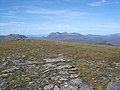 Blick vom Gipfelplateau nach Nordwesten, im Hintergrund das Massiv des An Teallach