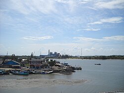 Pemandangan Sungai Pangkal Balam di atas Jembatan Emas, sebelum bermuara di laut.