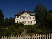 Unterer Zielweg 36, Dornach. In diesem Hause lebten die Mitglieder des Gründungsvorstandes der Allgemeinen Anthroposophischen Gesellschaft. Rudolf Steiner von 1914 bis 1925, Marie Steiner von 1914 bis 1936, Albert Steffen von 1936 bis 1963.