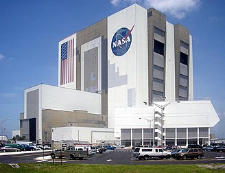 Le bâtiment d’assemblage de véhicules (VAB) de la NASA à Cap Canaveral (Floride, États-Unis), juin 2005. (définition réelle 1 499 × 1 151*)