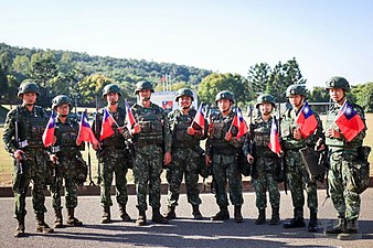 今日为一年一度的双十国庆，陆军第10军团各部队均举行升旗典礼，庆祝中华民国109年生日，参加典礼官兵个个精神抖擞、高唱国歌，各部队留守主官亦透过精神讲话，缅怀先贤先烈的牺牲奉献精神，勉励全体官兵传承爱国信念，履践军人职志。