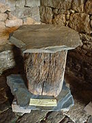 Ruche traditionnelle de Lozère (tronc de châtaignier évidé recouvert d'une pierre)[7]