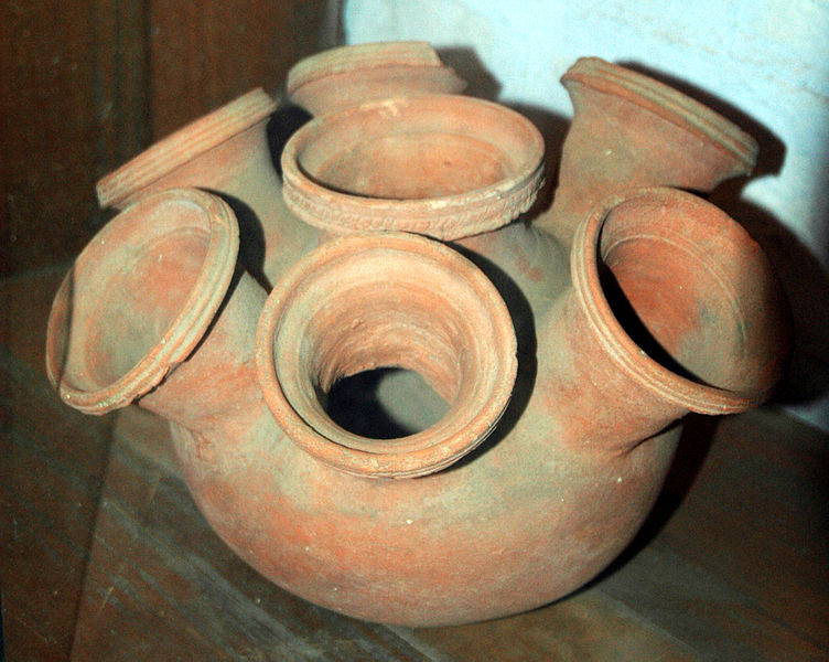 படிமம்:7 mouthed pot (musical instrument).JPG