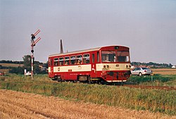 Osobní vlak z Hradce nad Moravicí do Opavy před vjezdovým návěstidlem odbočky Moravice v roce 2000
