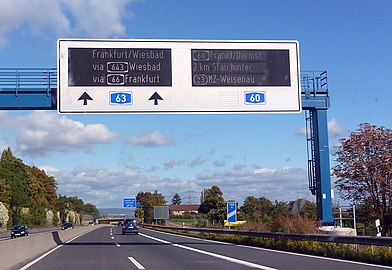 dWiSta vor dem Auto­bahn­kreuz Mainz-Süd. Hier der Hinweis auf einen Stau auf der A 60 in Richtung Frank­furt mit der Empfehlung, über Wies­baden und die A 66 nach Frank­furt zu fahren (2012)