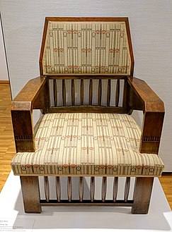 صندلی دسته‌دار، اثر: یوزف ماریا البریش، بلوط و پارچه (۱۹۰۱ میلادی)، موزهٔ دارمشتات