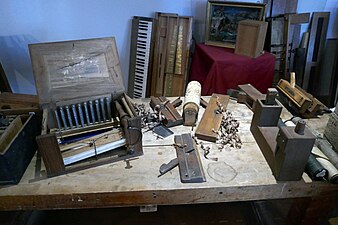 Reconstitution d'un atelier de facteur d'orgues mécaniques.