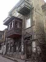 1910-cu ildəki 115 nömrəli evdə Azərbaycan xalqının rəssamı Abbas Mirzə Şərifzadə yaşayırdı. 2016-cı ildə yıxıldı.