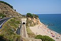 Het strand met achterliggende spoorlijn bij Calella