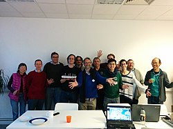 Group photograph of the Cambridge Wikidata Workshop, with cake