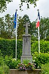 Le monument aux morts situé près de l'église.