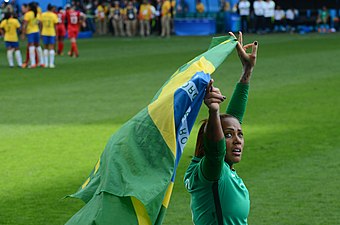 Brasiliens målvakt tackar för publikstödet.