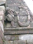 西門の左右にある怪物の彫像 左:「門の怪物が人を喰う」 右:「門の怪物が蛇の尾を齧る」