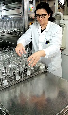 Cleaning laboratory glassware in a dishwasher Caricamento della vetreria di laboratorio in lavastoviglie.jpg