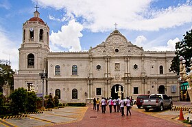 Photographie couleur d'une façade d'église baroque