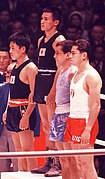המתאגרף טקאו סקוראי (שני משמאל) על דוכן המדליות בטוקיו