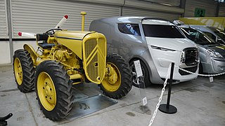 Un tracteur Citroën et le prototype Tubik